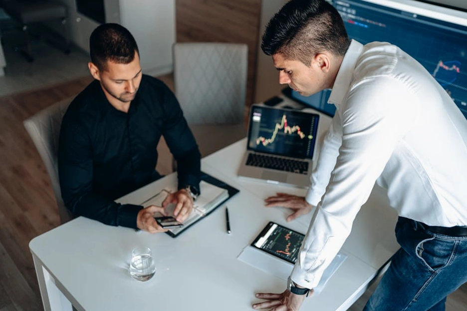 Online ders çalışan bir kişi